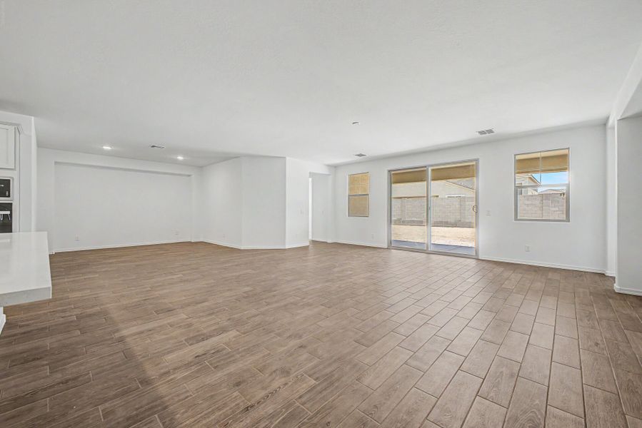 Spacious, unfurnished interior of a new home in Las Ventanas - RV Collection, Goodyear (Image 9).