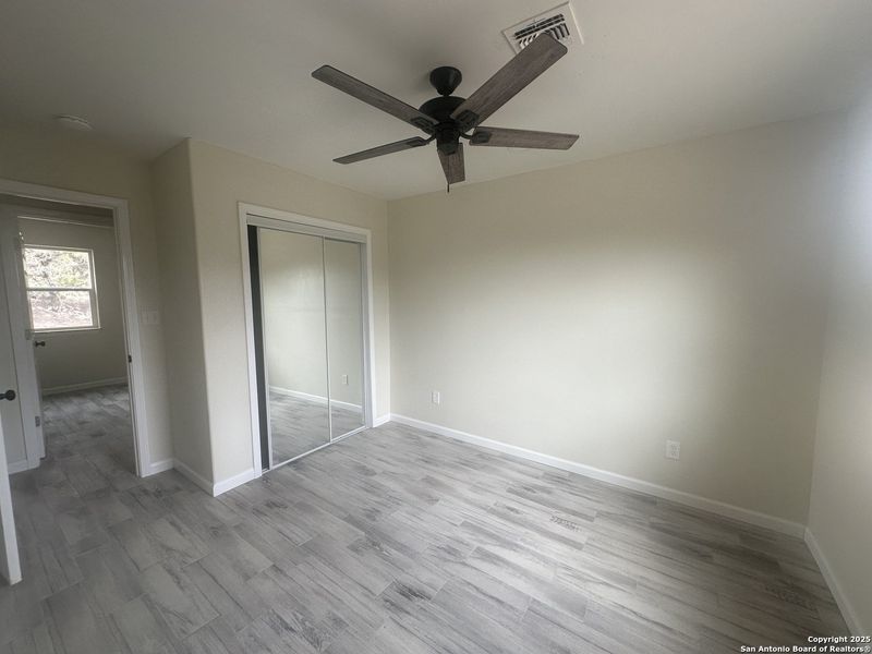 Spacious, unfurnished interior of a new home in , Bandera (Image 12).
