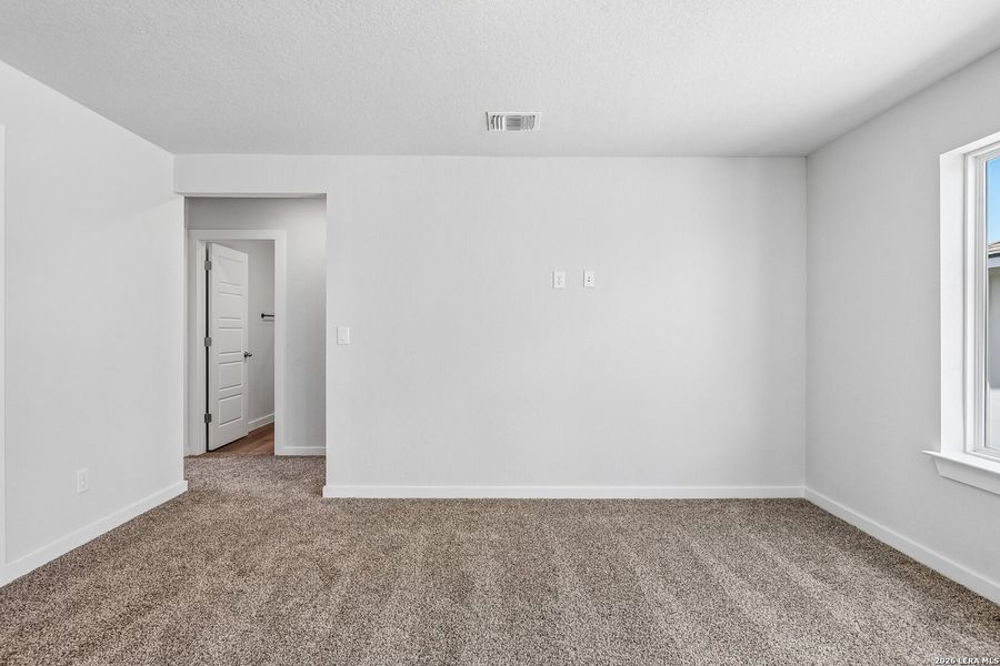 Spacious, unfurnished interior of a new home in Highland Ridge, New Braunfels (Image 11).