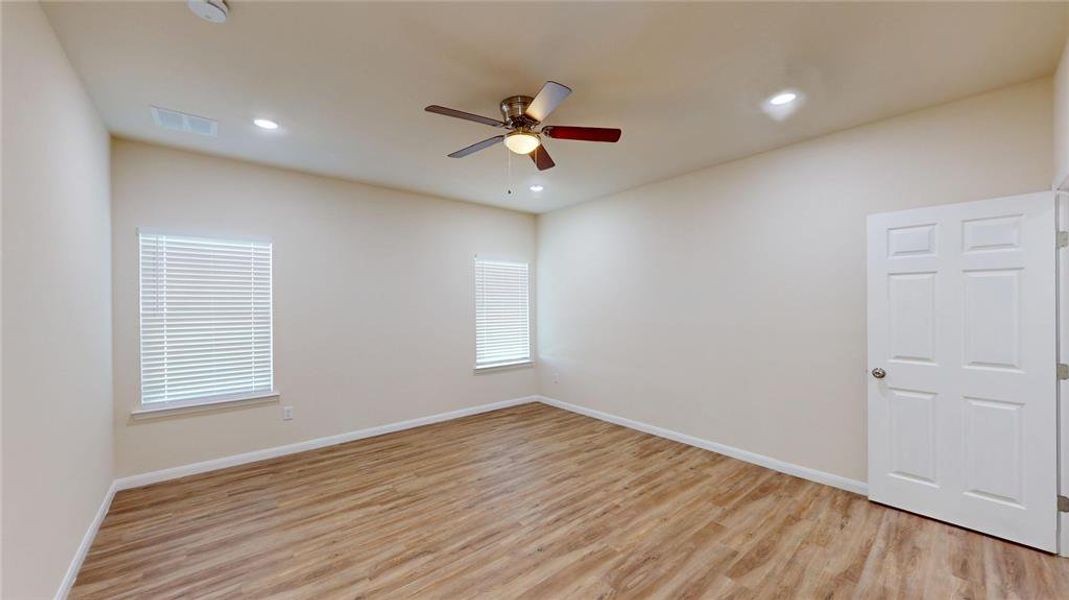 Spacious, unfurnished interior of a new home in , Justin (Image 9).