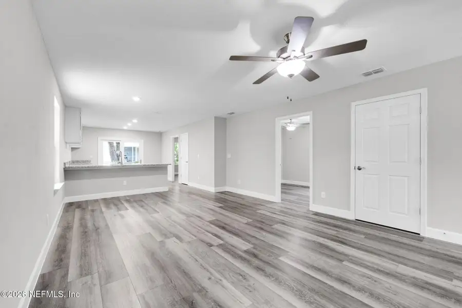 Spacious, unfurnished interior of a new home in , Jacksonville (Image 11).