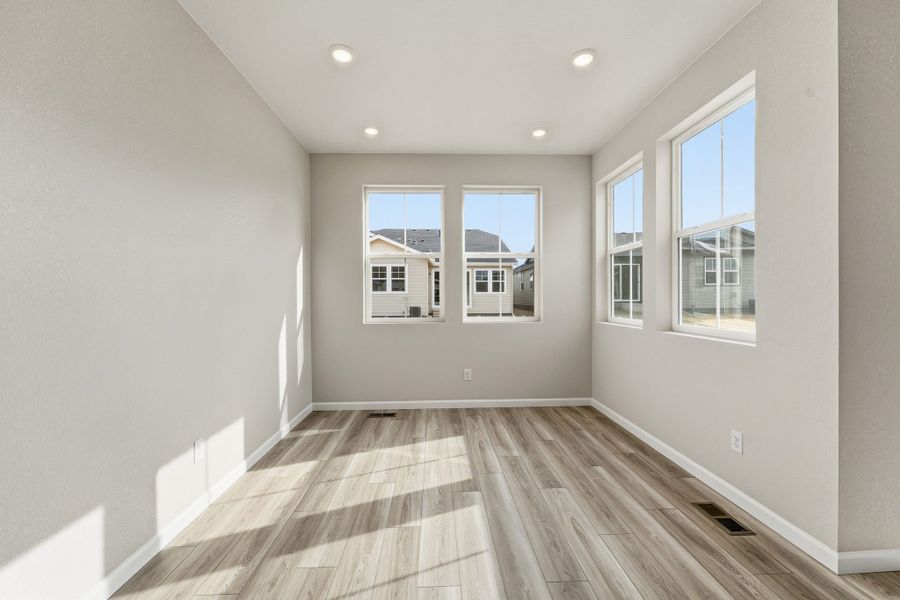 Spacious, unfurnished interior of a new home in The Aurora Highlands, Aurora (Image 11).
