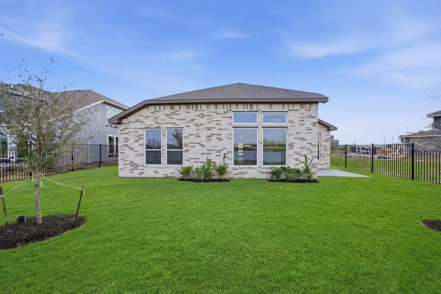 Exterior details and patio area of a home in Canterra Creek, Rosharon (Image 4).