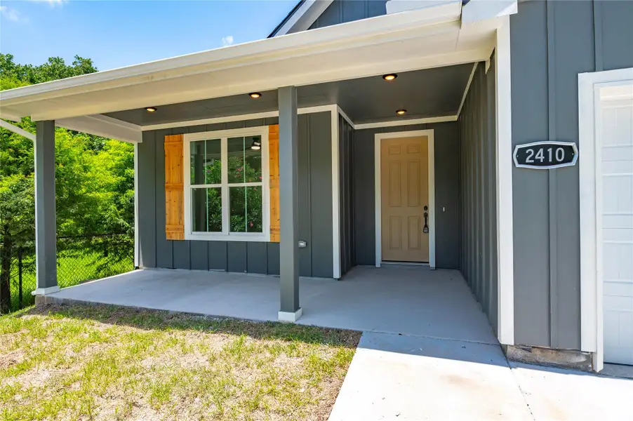 Exterior details and patio area of a home in , Texas City (Image 19).