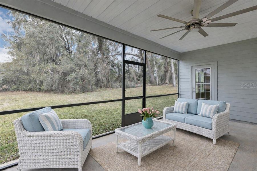Exterior details and patio area of a home in , Dunnellon (Image 3).
