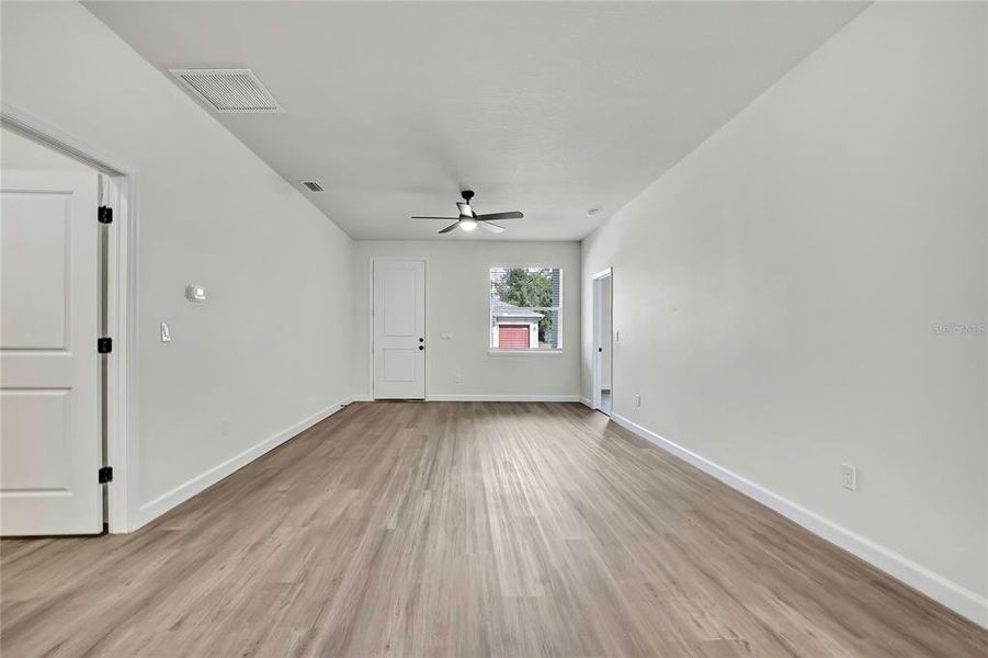 Spacious, unfurnished interior of a new home in , Tampa (Image 16).