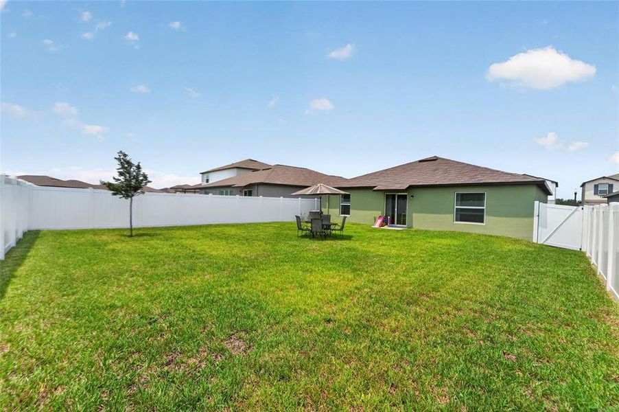 Exterior details and patio area of a home in , Bartow (Image 31).