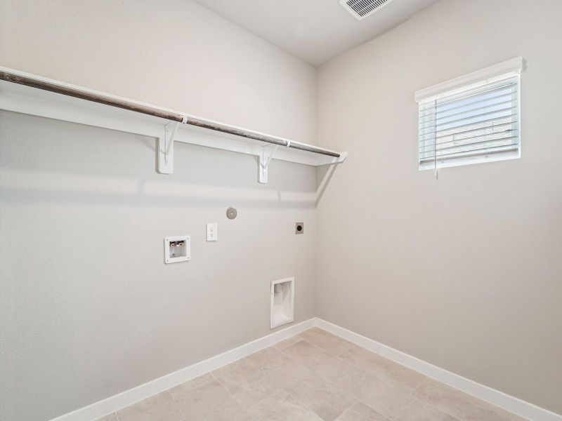 Spacious, unfurnished interior of a new home in Granger Pointe - Premier Series, Conroe (Image 14).