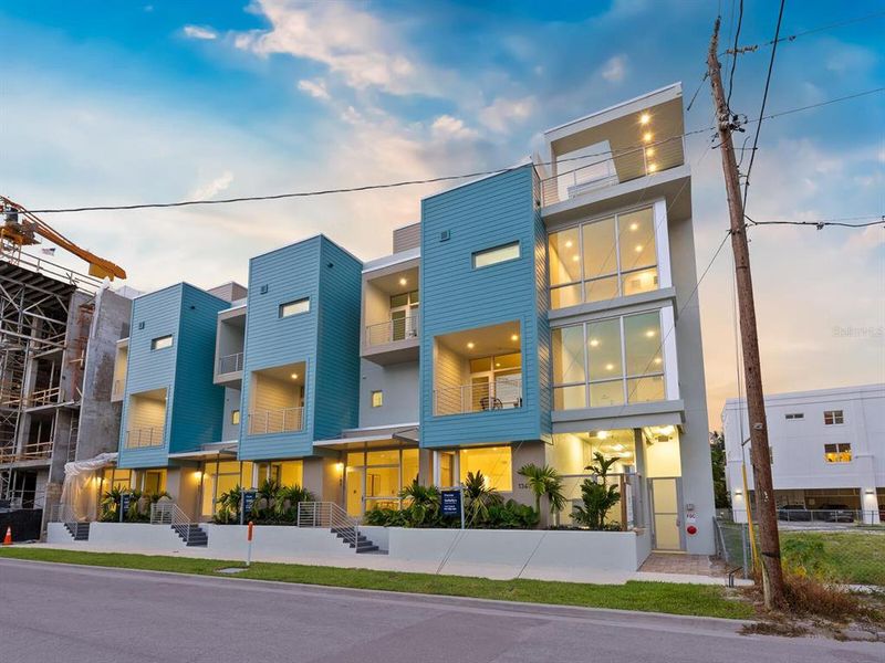 Condo located in Sarasota, FL showcasing its design and architecture (Image 5).