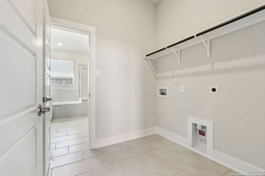 Spacious, unfurnished interior of a new home in Carmel Ranch, Schertz (Image 27).