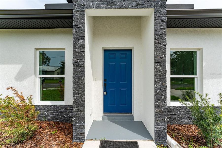 Exterior details and patio area of a home in , Tampa (Image 19).