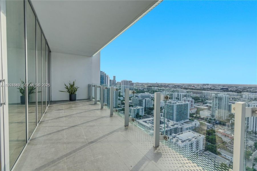 Condo located in Miami, FL showcasing its design and architecture (Image 23).
