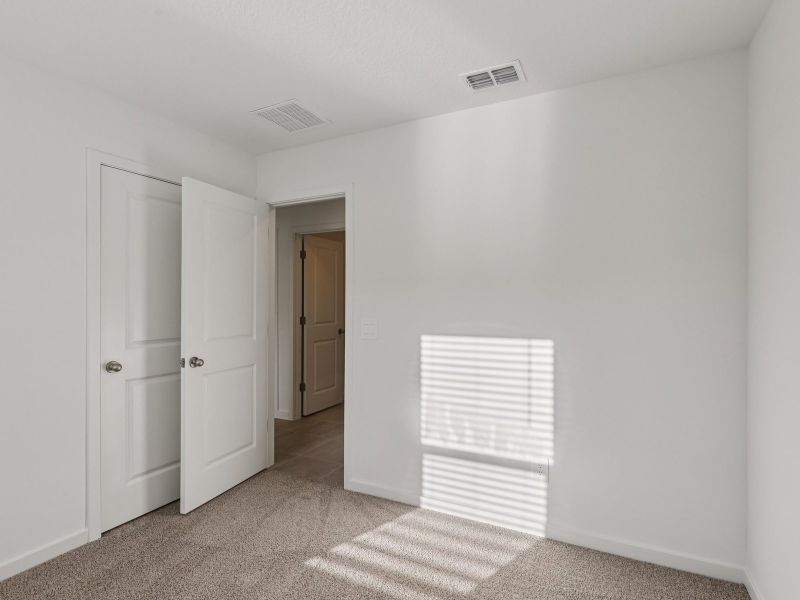 Spacious, unfurnished interior of a new home in Kings Preserve, Jacksonville (Image 11).