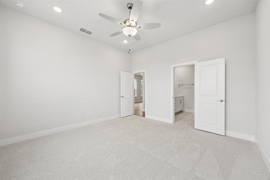 Guest bedroom on first floor with ensuite bathroom.