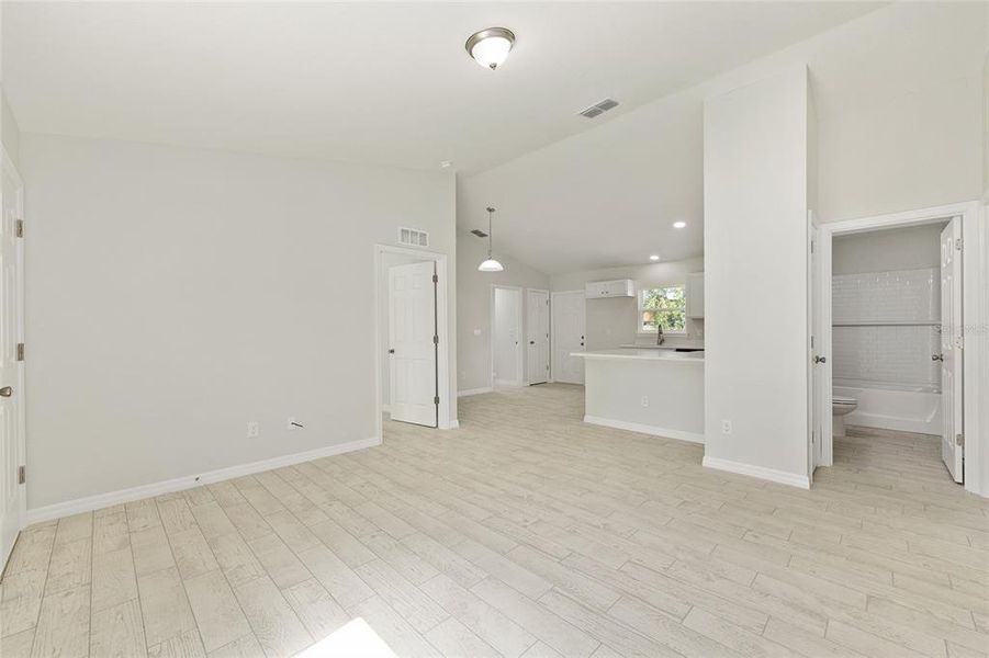 Spacious, unfurnished interior of a new home in , Ocala (Image 24).