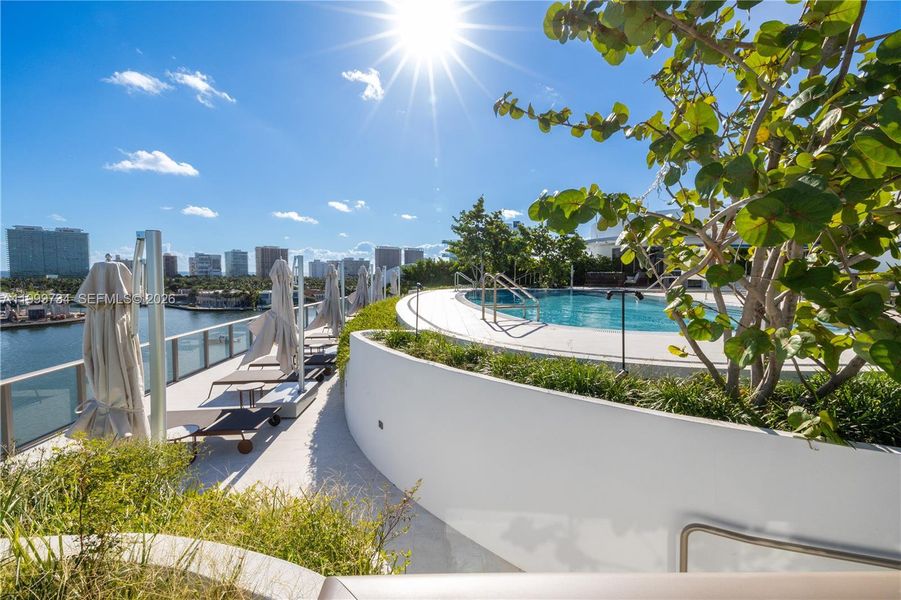 Condo located in Bay Harbor Islands, FL showcasing its design and architecture (Image 27).