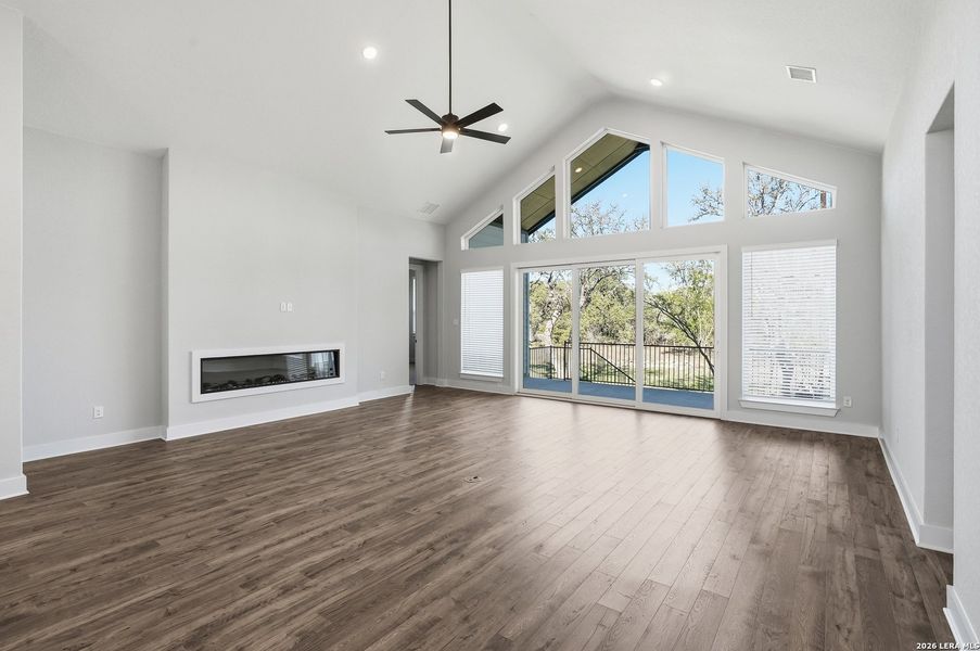 Spacious, unfurnished interior of a new home in Potranco Oaks, Castroville (Image 34).