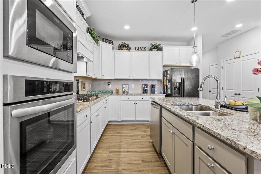 17 Village Edge Dr Kitchen oven view