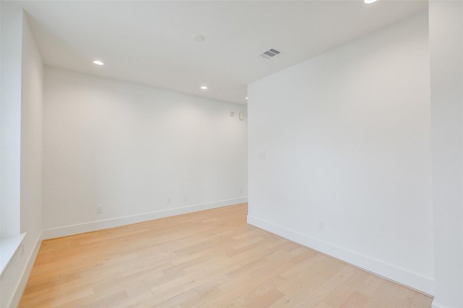 Spacious, unfurnished interior of a new home in Timbergrove Trails, Houston (Image 28).