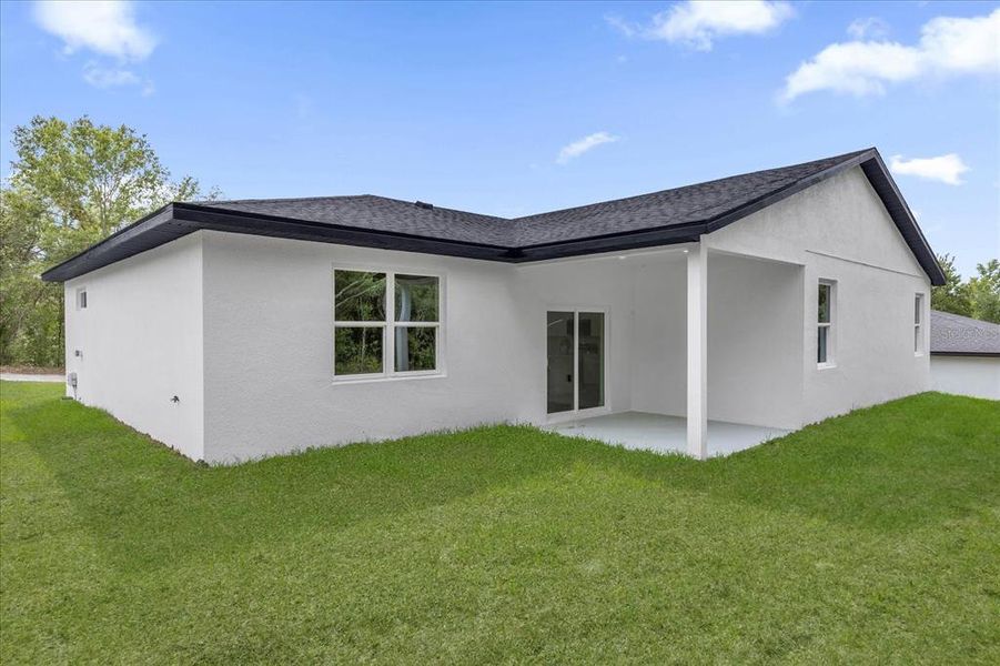 Exterior details and patio area of a home in , Dunnellon (Image 3).