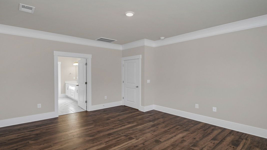Spacious, unfurnished interior of a new home in Cross Creek, Lexington (Image 27).