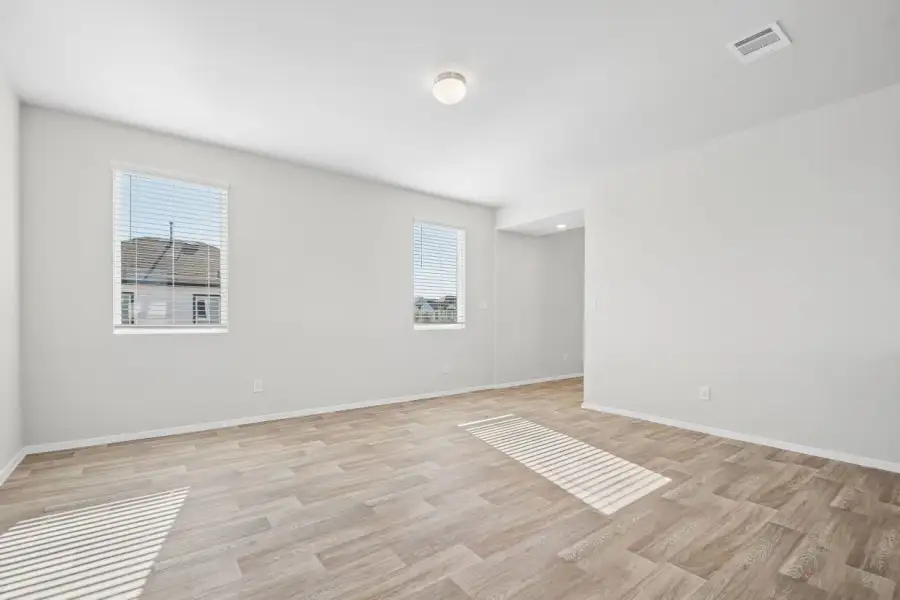 Spacious, unfurnished interior of a new home in Harvest Ridge, Elgin (Image 14).