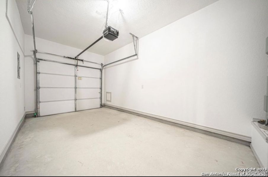 Spacious, unfurnished interior of a new home in , San Antonio (Image 22).