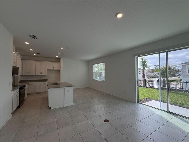 Spacious, unfurnished interior of a new home in Beresford Woods, Deland (Image 6).
