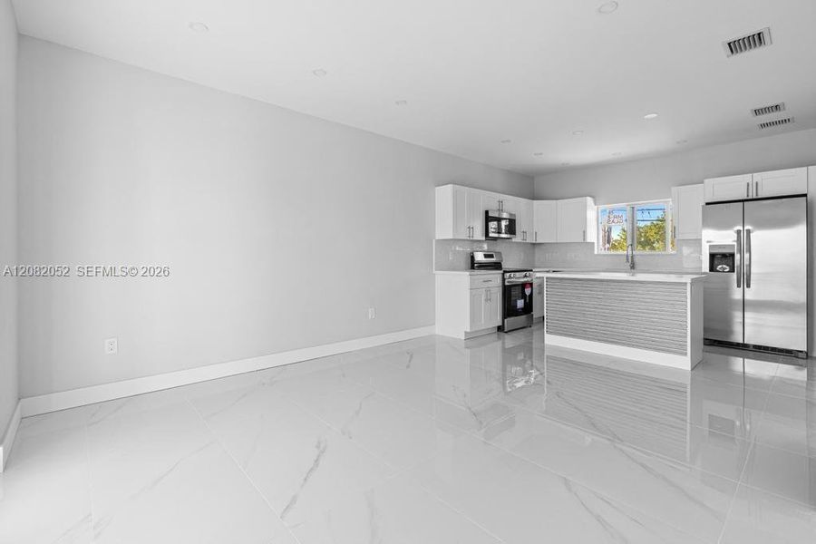 Spacious, unfurnished interior of a new home in , Big Pine Key (Image 7).