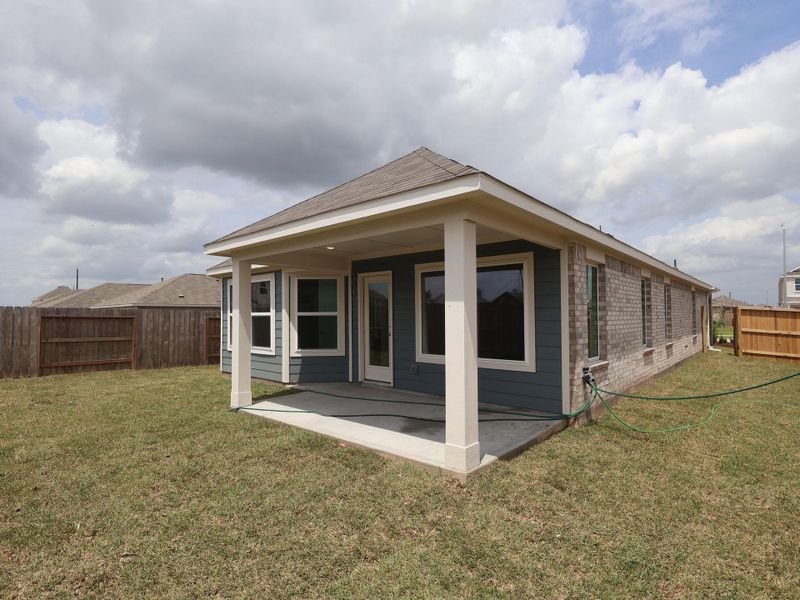 Exterior details and patio area of a home in Miller's Pond, Rosenberg (Image 4).