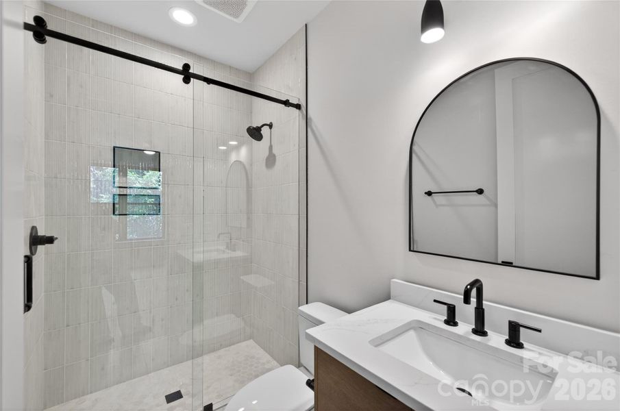 Secondary bedroom - en-suite bathroom