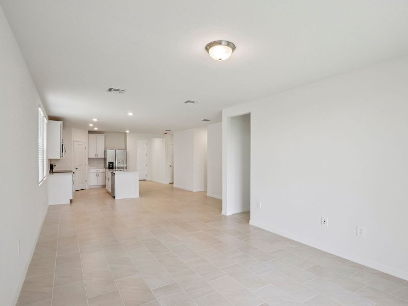 Spacious, unfurnished interior of a new home in The Reserve at Twin Lakes, St. Cloud (Image 9).