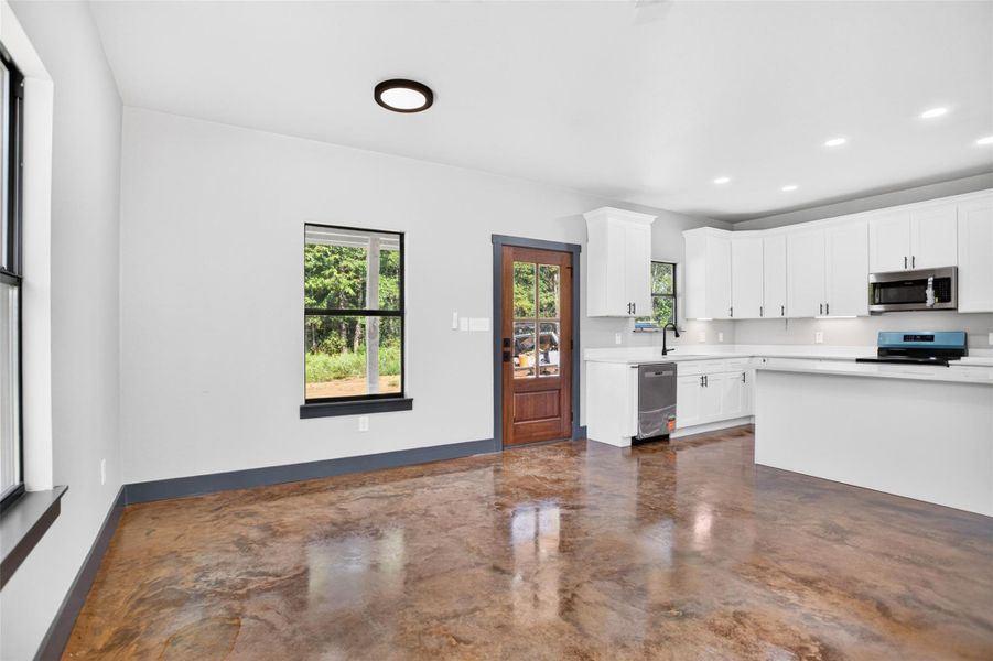 Spacious, unfurnished interior of a new home in , Nacogdoches (Image 23).