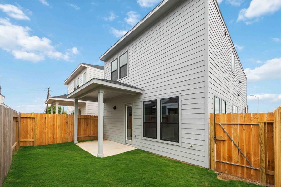 Exterior details and patio area of a home in Alicante, Houston (Image 4).