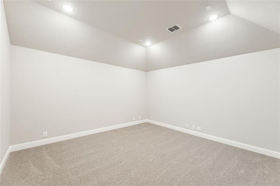 Spacious, unfurnished interior of a new home in Glenbrook, Red Oak (Image 24).
