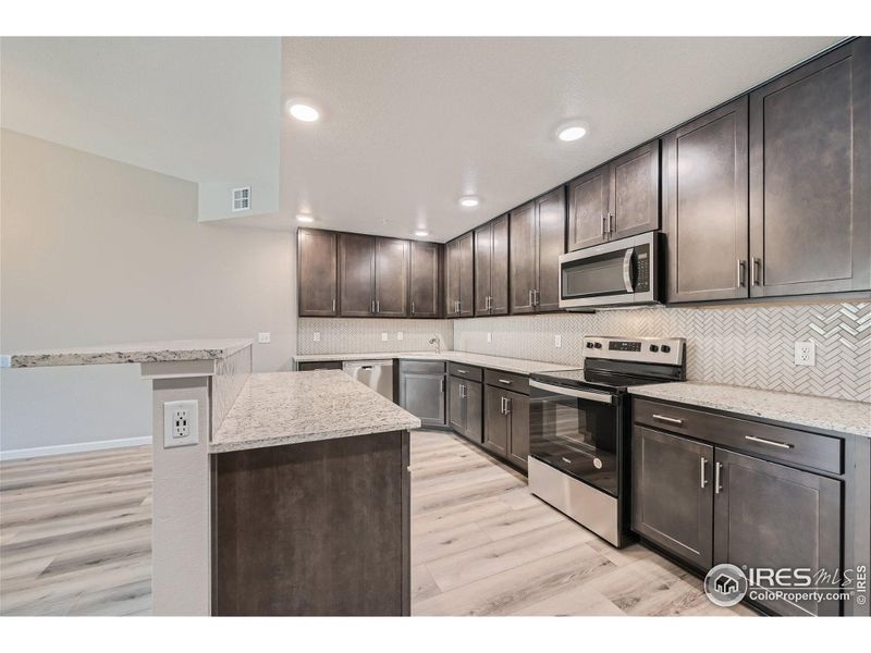 Large Kitchen w/ Breakfast Bar Island