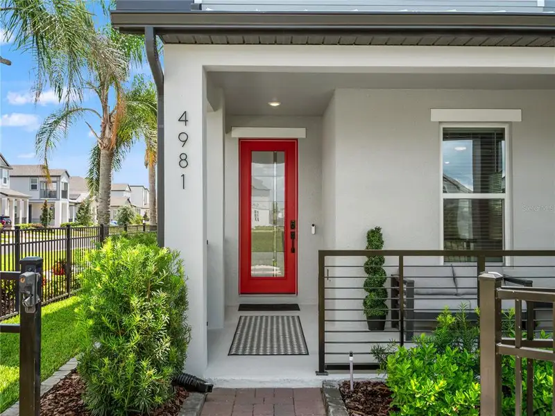 Exterior details and patio area of a home in , Winter Garden (Image 4).