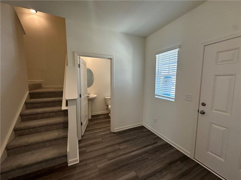Spacious, unfurnished interior of a new home in Mt. Tabor Ridge, Dallas (Image 9).