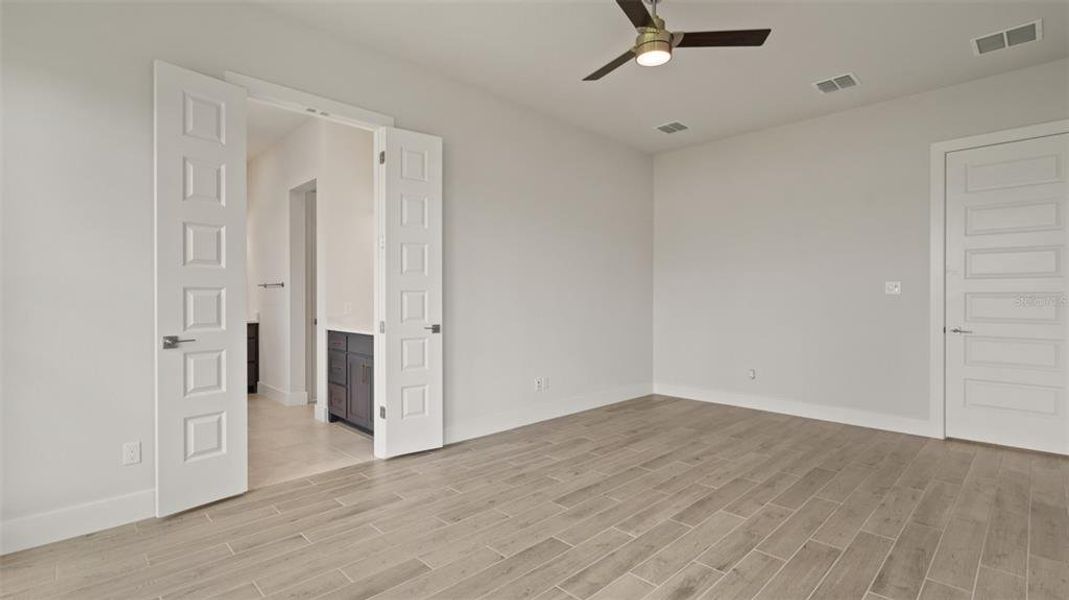 Spacious, unfurnished interior of a new home in Magnolia Bay 50', Nokomis (Image 14).