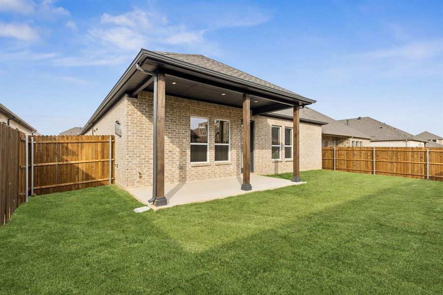 Exterior details and patio area of a home in Country Lakes, Denton (Image 3).