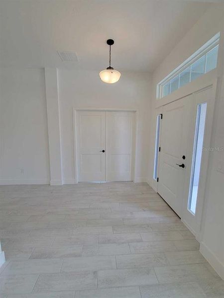 Spacious, unfurnished interior of a new home in , Ocala (Image 12).