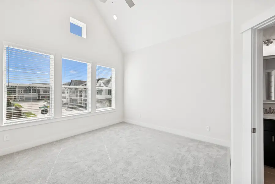 Spacious, unfurnished interior of a new home in Retreat at Oak Park, Houston (Image 9).