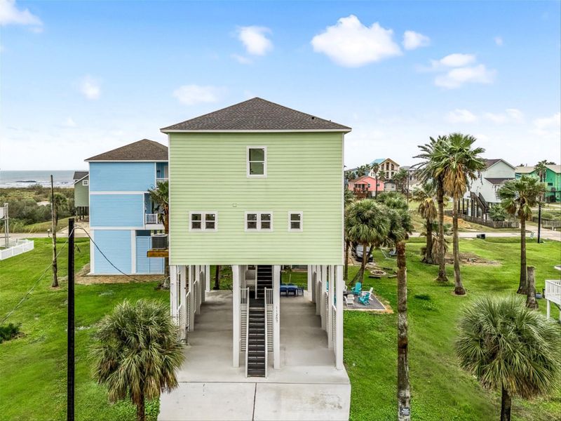 Exterior details and patio area of a home in , Galveston (Image 21).
