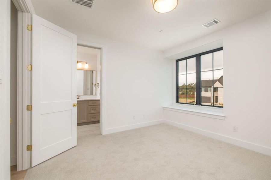 Spacious, unfurnished interior of a new home in Dove Station, Grapevine (Image 20).
