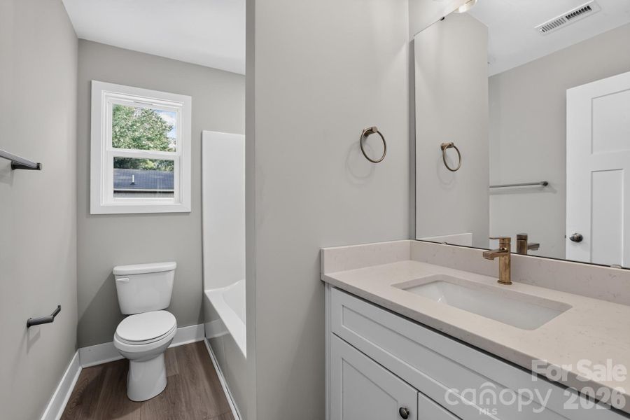 Full bath (secondary)