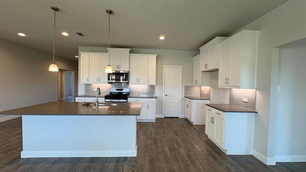 Furnished interior view inside a new home in Sandstone Estates, Granbury (Image 11). Furnished interior view inside a new home in Sandstone Estates, Granbury (Image 11).