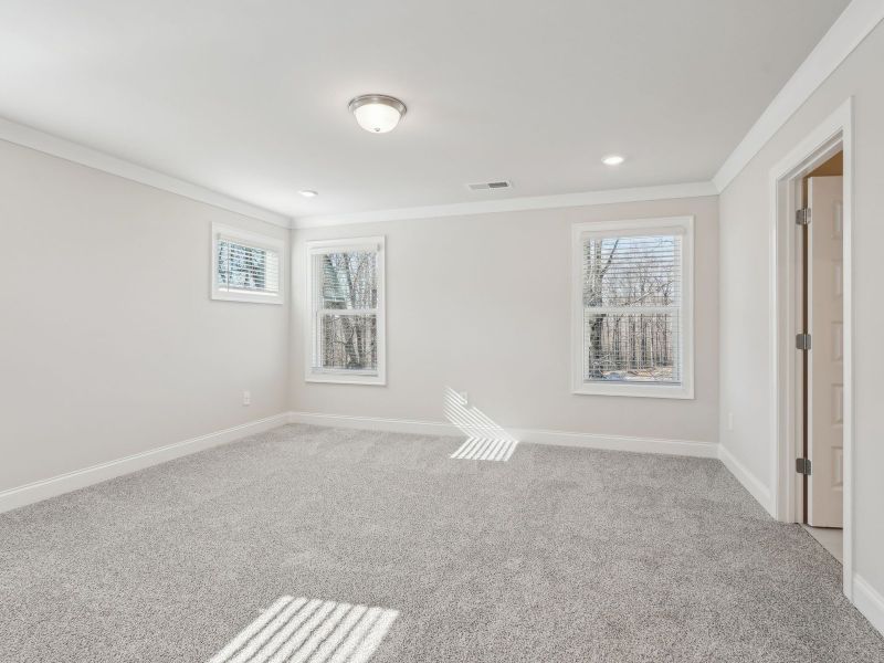 Spacious, unfurnished interior of a new home in Hawthorne Station, College Park (Image 16).