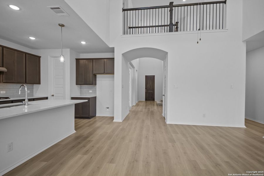 Spacious, unfurnished interior of a new home in Foxbrook, Cibolo (Image 16).