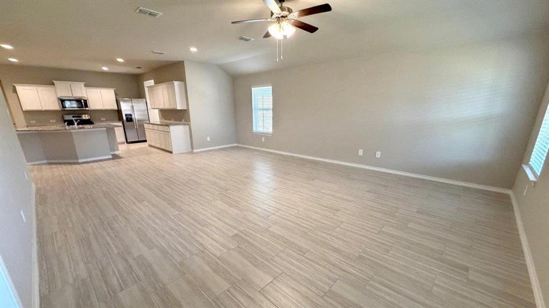 Spacious, unfurnished interior of a new home in Sunnycreek, Fort Worth (Image 11).