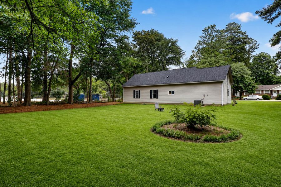 Exterior details and patio area of a home in , Kingstree (Image 3).